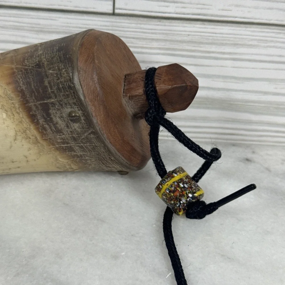 VINTAGE BLACK POWDER HORN W/ BRASS STOPPER & LEATHER STRAP - CLEAN 9 1/2